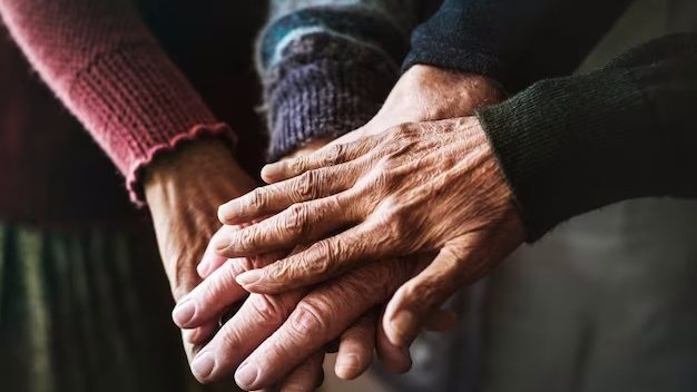 Acompañamiento personalizado de Contigo Almería con la asistencia de personas mayores a domicilio