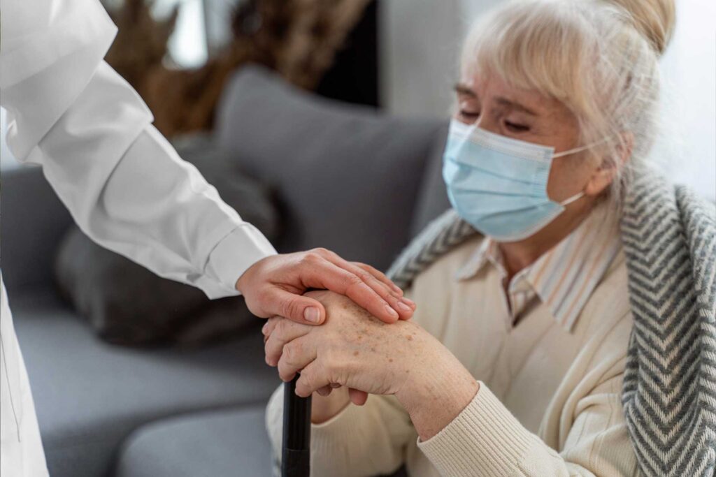 Cuidado de personas mayores a domicilio y durante estancias hospitalarias con apoyo de Contigo Almería